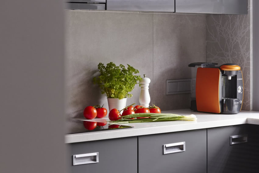 Kuchenną ścianę między blatem a szafkami...