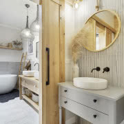 Czarna ściana w pokoju dziecka to piękne tło do...