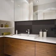 W minimalistycznym, uładzonym wnętrzu uwagę...