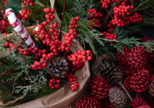 15 dekoracji świątecznych DIY - tanie i szybkie ozdoby z gałązek, szyszek i owoców