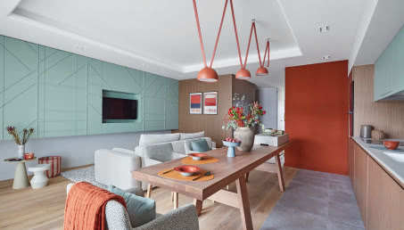 Drewno i wyraziste kolory - udany mariaż na 70 metrach kwadratowych
