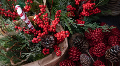 15 dekoracji świątecznych DIY - tanie i szybkie ozdoby z gałązek, szyszek i owoców