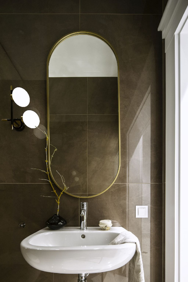 Owalne lustro w łazience