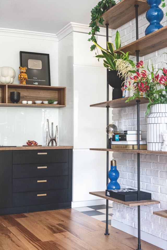 metalowo-drewniany regał 