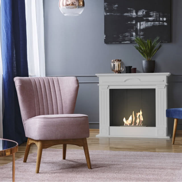 biokominek, fotel, obraz, kwiat w doniczce, wazon, dywan, stolik kawowy