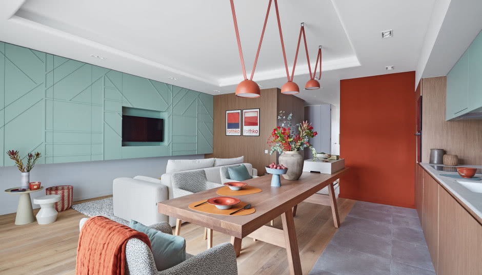 Drewno i wyraziste kolory - udany mariaż na 70 metrach kwadratowych