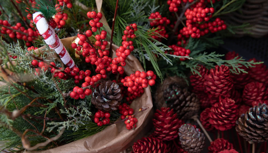 15 dekoracji świątecznych DIY - tanie i szybkie ozdoby z gałązek, szyszek i owoców