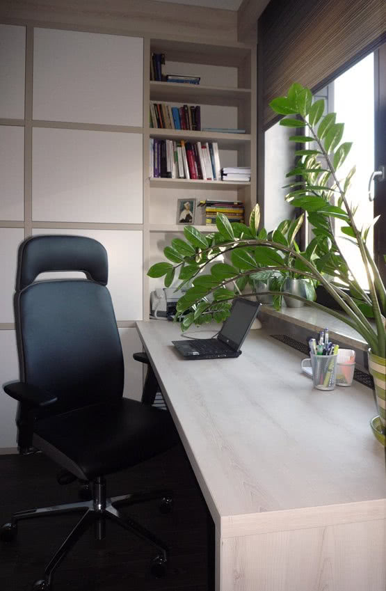 Proste i obszerne biurko w domowym gabinecie