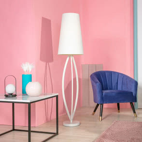 niebieski fotel, żółty fotel, lampa podłogowa biała, stoliki kawowe, wazony, lustro, różowa ściana, drewniana podłoga