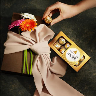 Wiosna pełna zmysłów - kwiaty, złoto i smak Ferrero Rocher