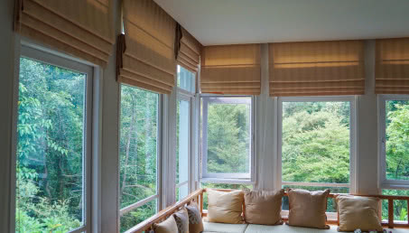 Ozdoby okienne: firany, zasłony i panele