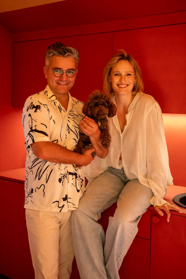 para z pieskiem w kuchni