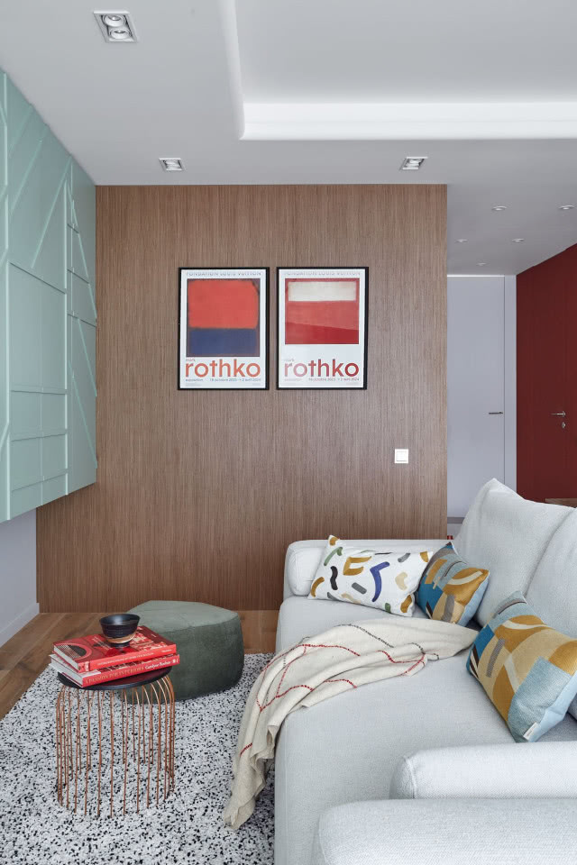 Drewno i wyraziste kolory - udany mariaż na 70 metrach kwadratowych