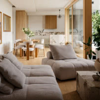 Pochwała minimalizmu. Mieszkanie w apartamentowcu o ażurowej fasadzie