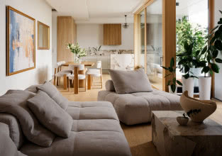 Pochwała minimalizmu. Mieszkanie w apartamentowcu o ażurowej fasadzie