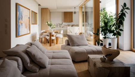 Pochwała minimalizmu. Mieszkanie w apartamentowcu o ażurowej fasadzie