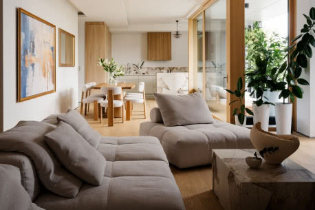 Pochwała minimalizmu. Mieszkanie w apartamentowcu o ażurowej fasadzie