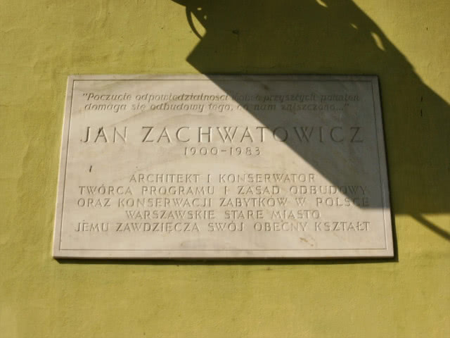 tablica pamiątkowa poświęcona Janowi Zachwatowiczowi