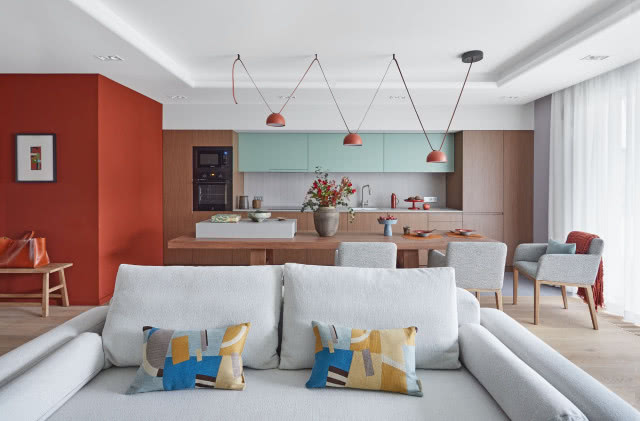 Drewno i wyraziste kolory - udany mariaż na 70 metrach kwadratowych