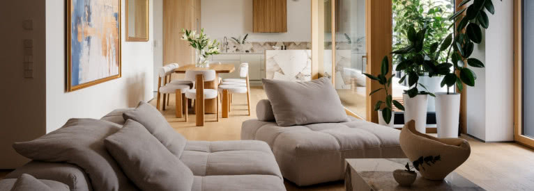 Pochwała minimalizmu. Mieszkanie w apartamentowcu o ażurowej fasadzie