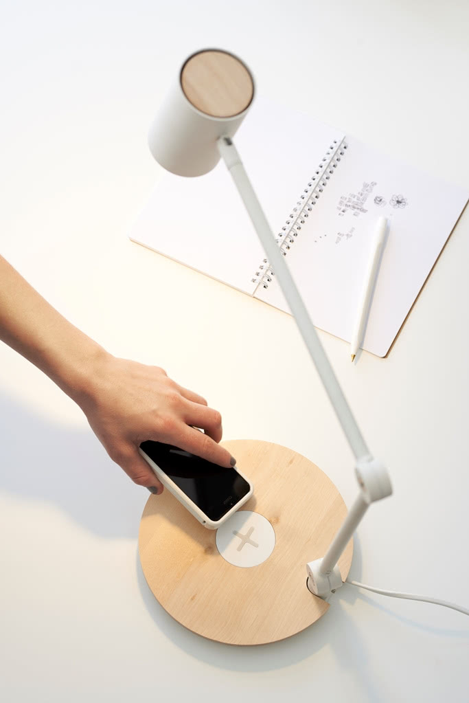 Ładowarka korzysta z bezprzewodowej technologii...