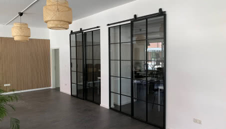 Metalowe ścianki i przeszklenia - jak wyposażyć wnętrze w stylu loftowym? 