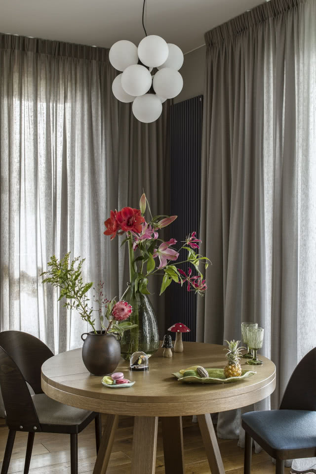 okrągły stół w jadalni aranżacja