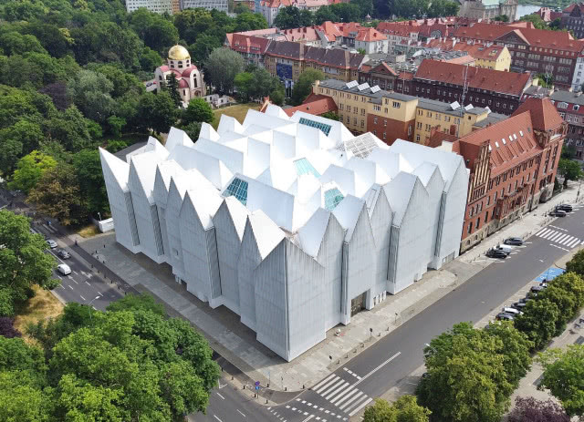 biały budynek widziany z góry