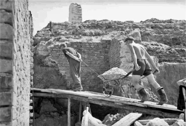 mężczyźni wywożą gruz