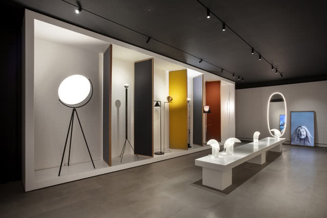 showroom Flos w środku - lampy