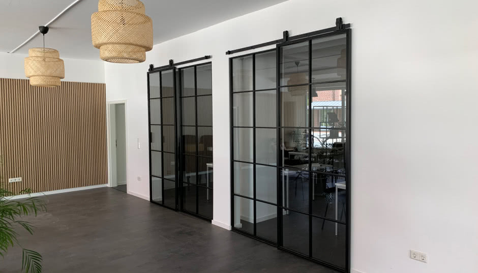 Metalowe ścianki i przeszklenia - jak wyposażyć wnętrze w stylu loftowym? 