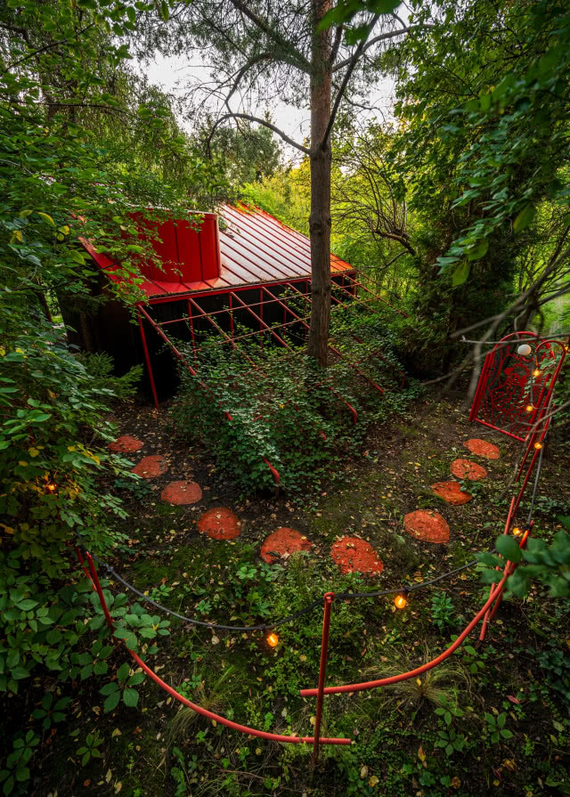 ujęcie z góry, czerwone kamienne stopnie
