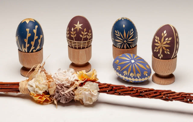 pisanki ozdobione słomą
