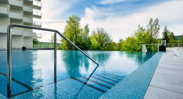 zejście do basenu infinity