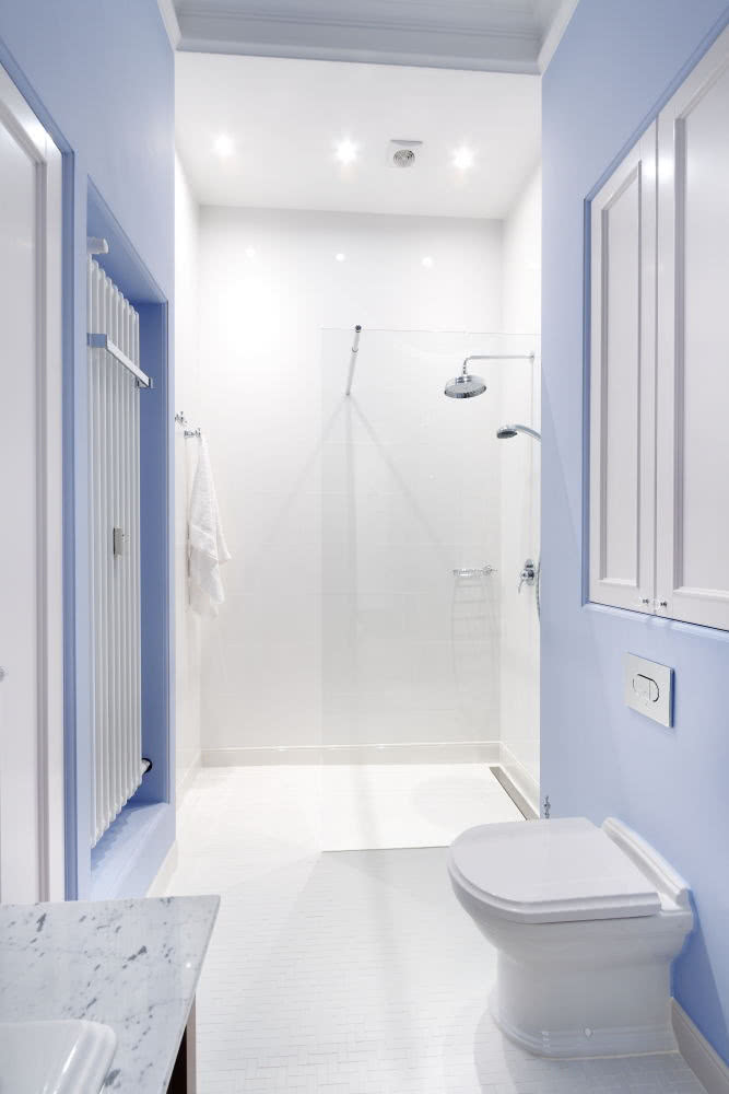 W stylowej łazience płytki ceramiczne...