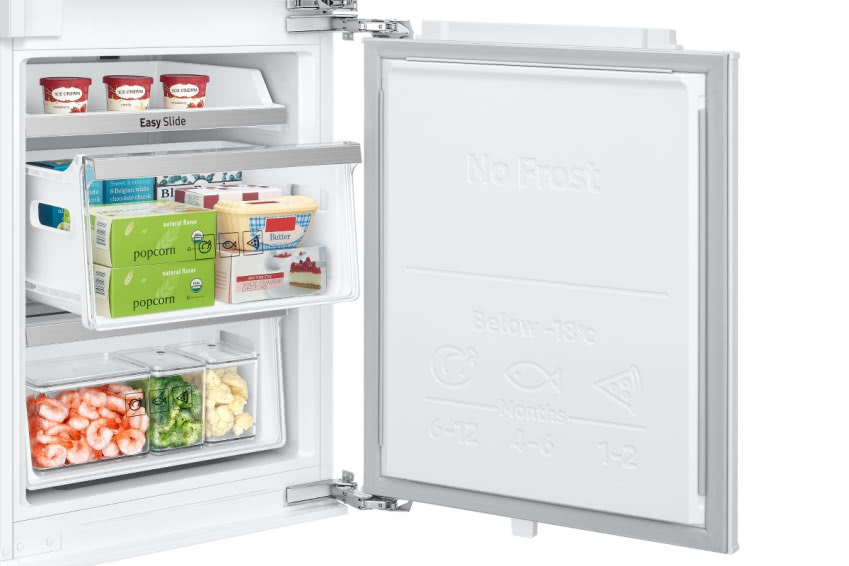 Na górze zamrażalnika jest wysuwana pólka-taca,...