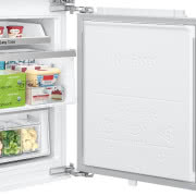 Na górze zamrażalnika jest wysuwana pólka-taca,...