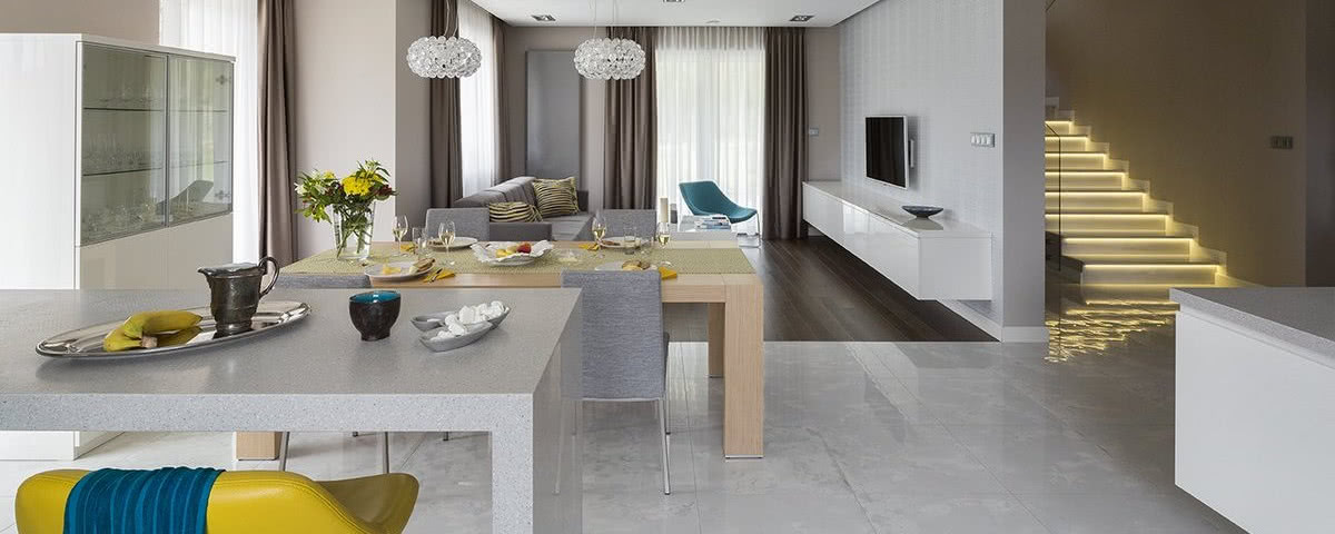 Ascetyczne wnętrze z kroplą koloru