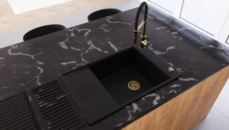 Czarno-złota aranżacja strefy kuchennej. Zestaw Obsydian od Kernau