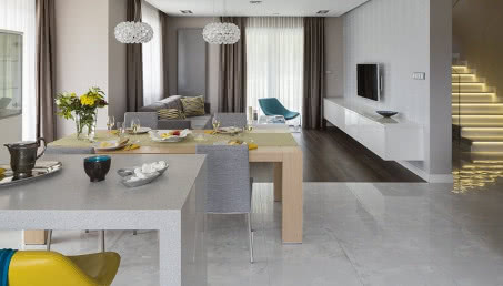 Ascetyczne wnętrze z kroplą koloru