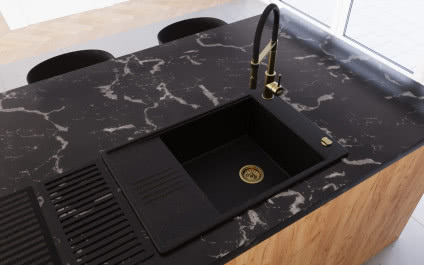 Czarno-złota aranżacja strefy kuchennej. Zestaw Obsydian od Kernau
