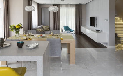 Ascetyczne wnętrze z kroplą koloru