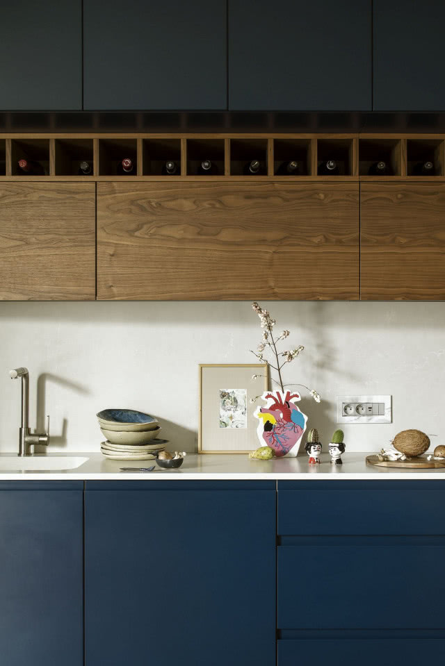 Granatowa kuchnia z dodatkiem bieli i drewna