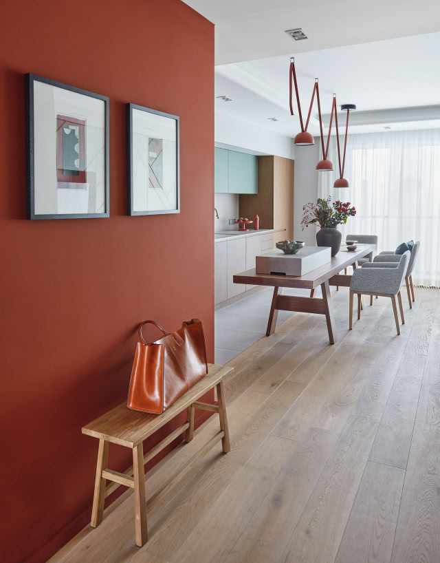 Drewno i wyraziste kolory - udany mariaż na 70 metrach kwadratowych