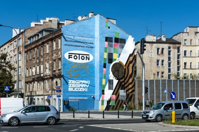 Mural autorstwa Good Looking Studio przy ul. Zamoyskiego 29 w Warszawie.