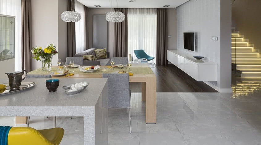 Ascetyczne wnętrze z kroplą koloru