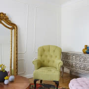 W ogromnym lustrze od Kare Design odbija się...