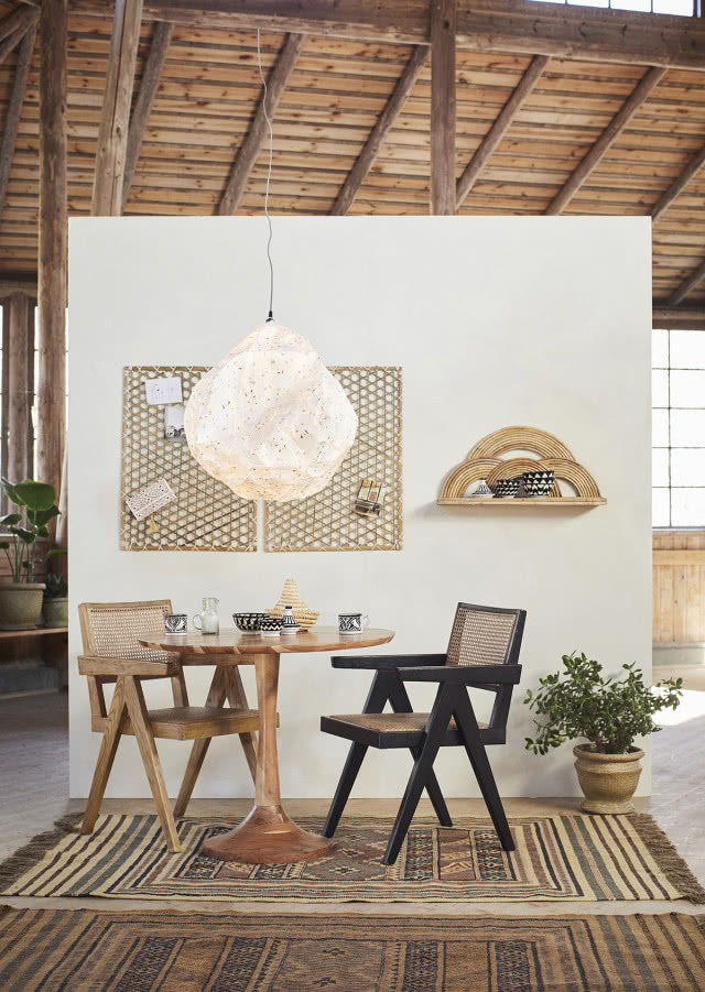 Drewniany sufit w salonie w stylu boho