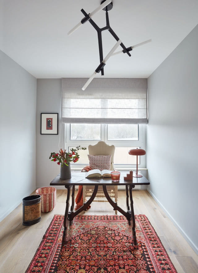 Drewno i wyraziste kolory - udany mariaż na 70 metrach kwadratowych