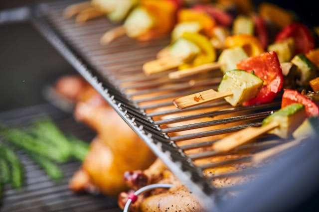 duża strefa grillowania, szaszłyki, warzywa 
